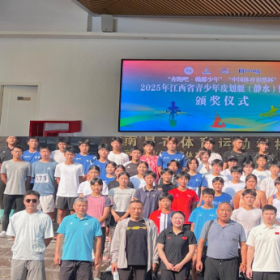 轻舟竞逐浪 飞楫逐绮虹